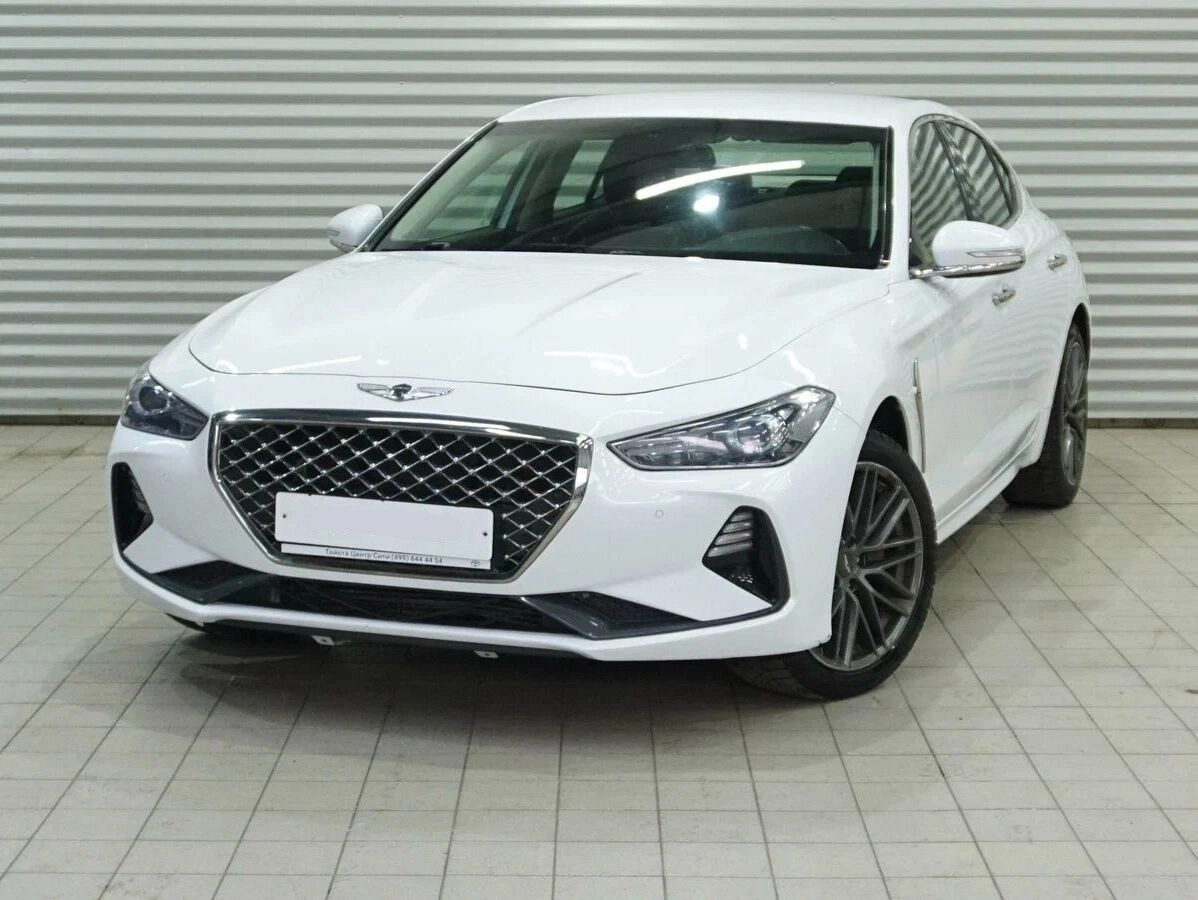 Аренда Genesis G70 I белый с водителем в Москве, цена от 2500 р/ч