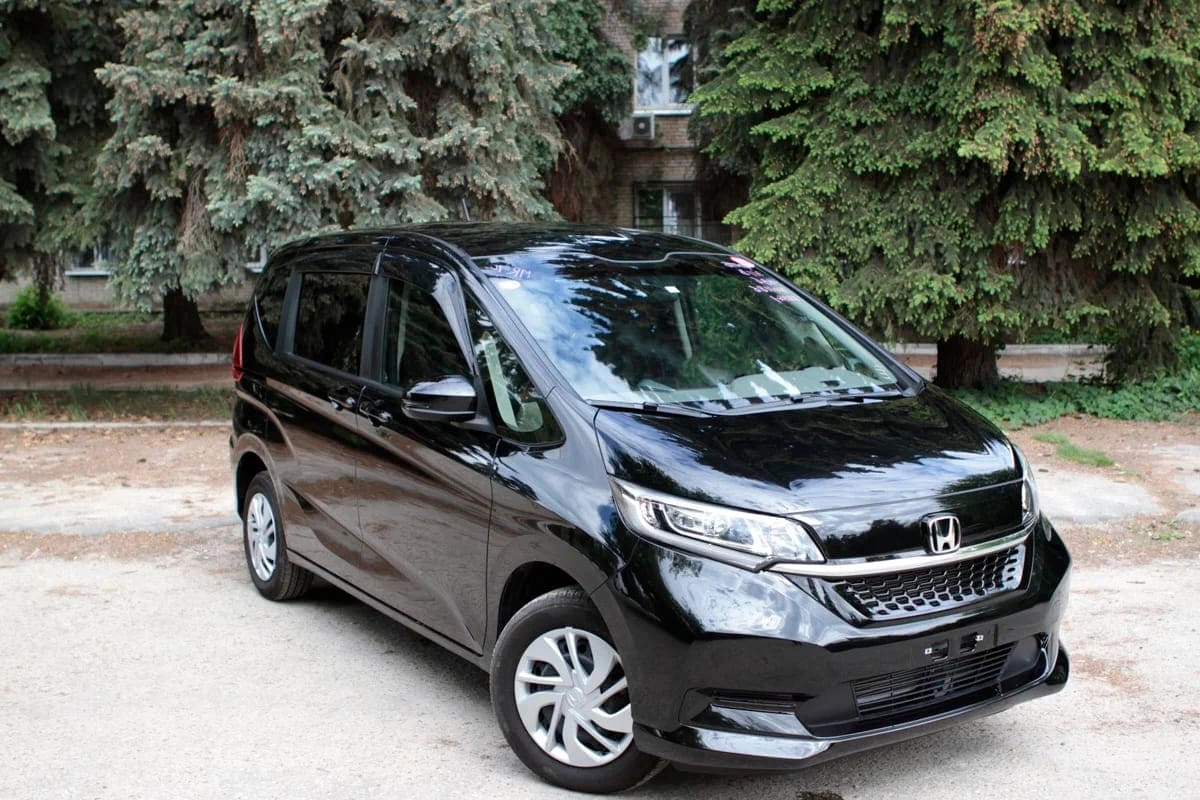 Аренда минивэна Honda Freed II Рестайлинг 2020 черный с водителем в Москве,  цена от 2200 р/ч