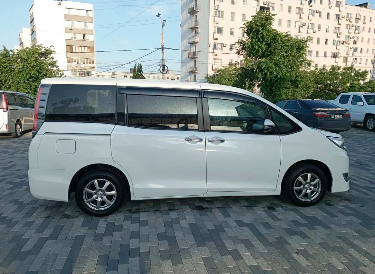 Аренда минивэна Toyota Noah III Рестайлинг 2021 белый с водителем в Москве,  цена от 2500 р/ч