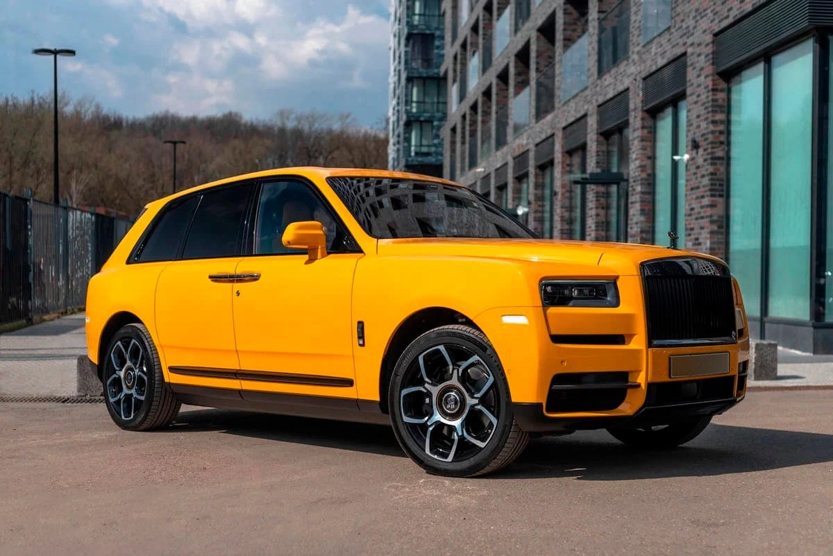 Аренда Rolls-Royce Cullinan Black Badge 2021 желтый с водителем в Москве,  цена от 35000 р/ч