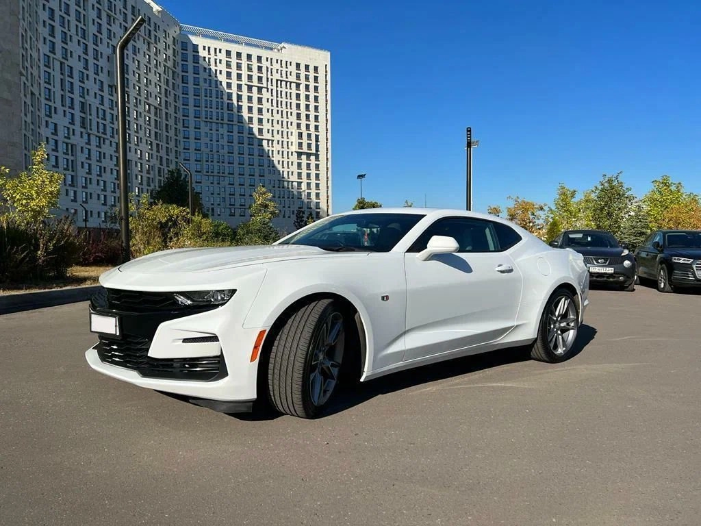 Аренда Chevrolet Camaro VI Рестайлинг 2021 белый с водителем в Москве, цена  от 2000 р/ч