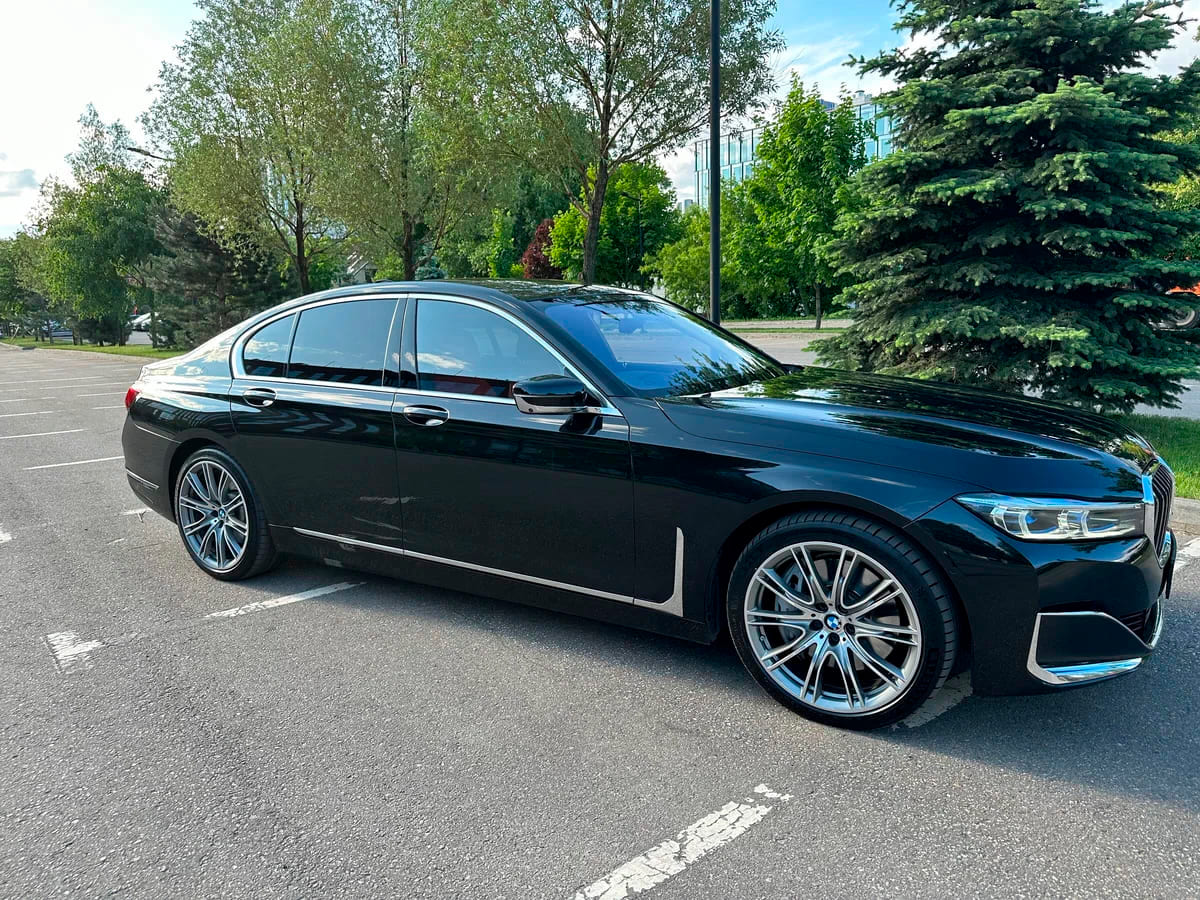 Аренда BMW 750 VI Рестайлинг 2020 черный с водителем в Москве, цена от 2500  р/ч