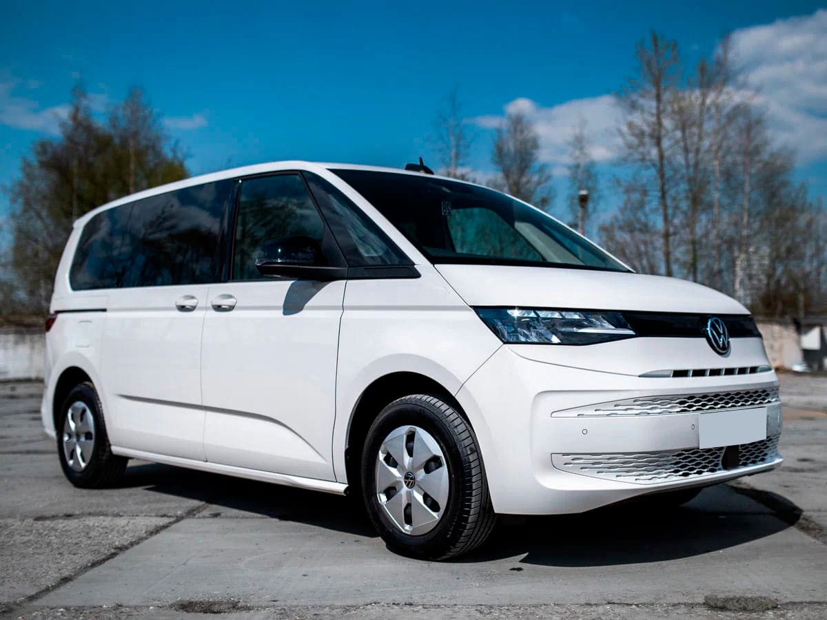 Аренда минивэна Volkswagen Multivan T7 2022 белый с водителем в Москве,  цена от 2500 р/ч