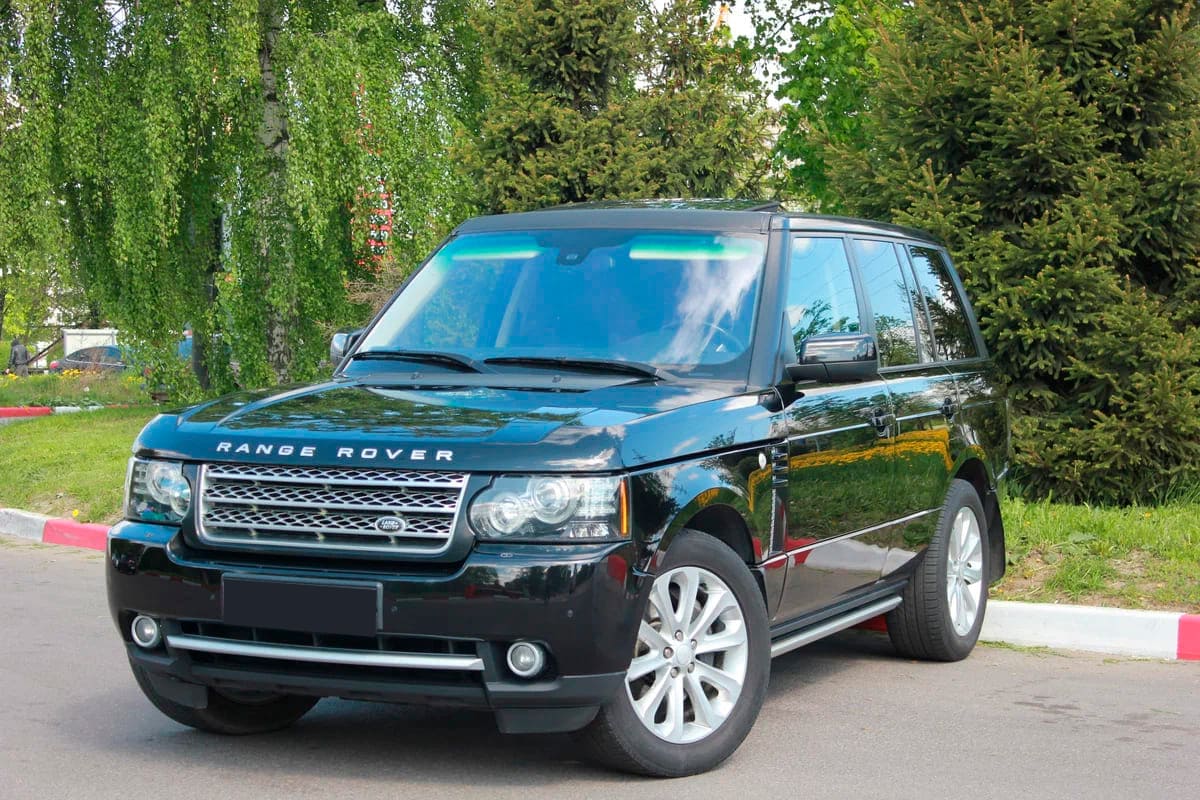 Аренда Range Rover III Рестайлинг 2 Vogue 2013 черный с водителем в Москве,  цена от 2500 р/ч