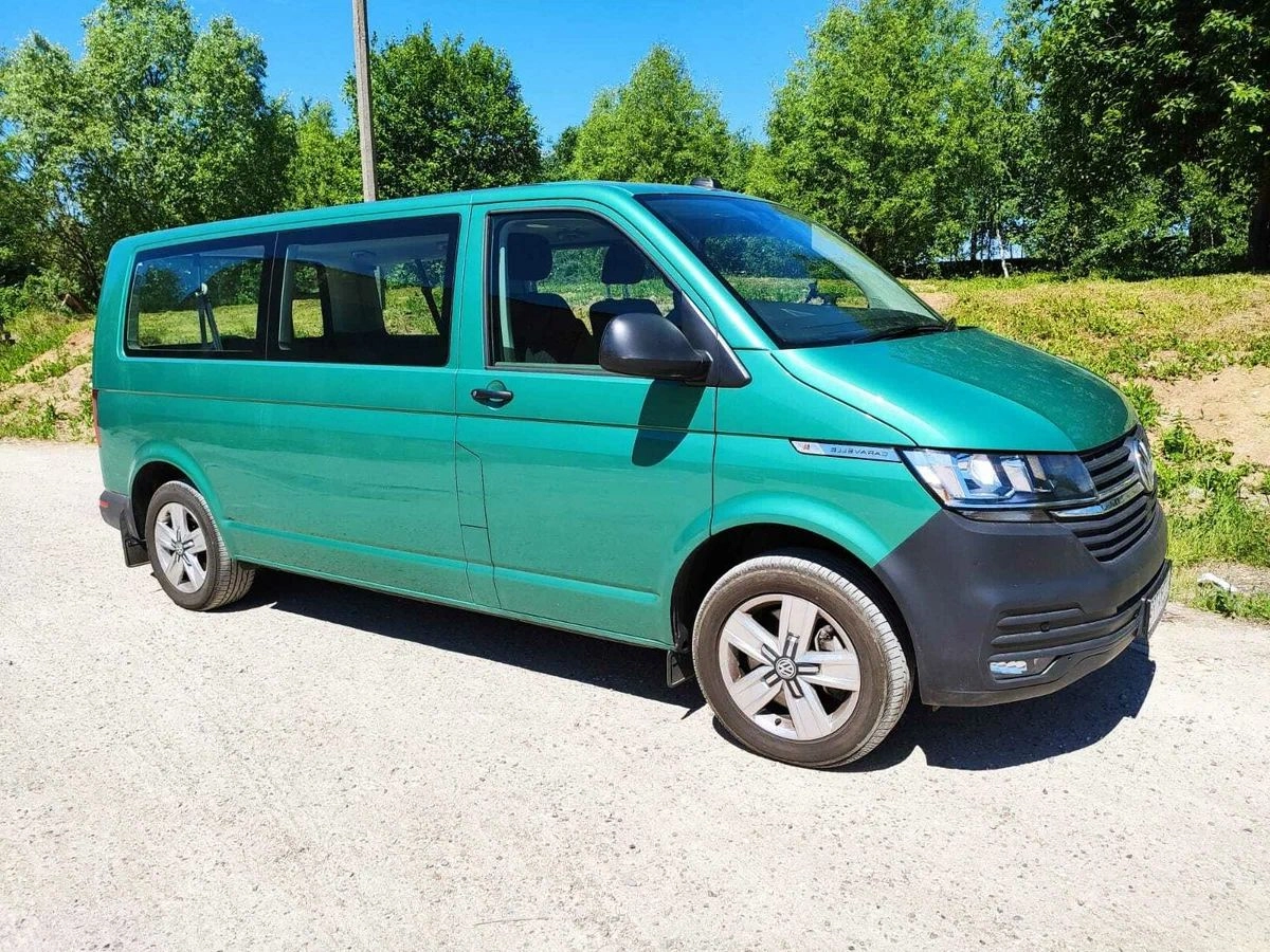 Аренда минивэнов Volkswagen Caravelle T6 рестайлинг 2020 зеленый с  водителем в Москве, цена от 1500 р/ч