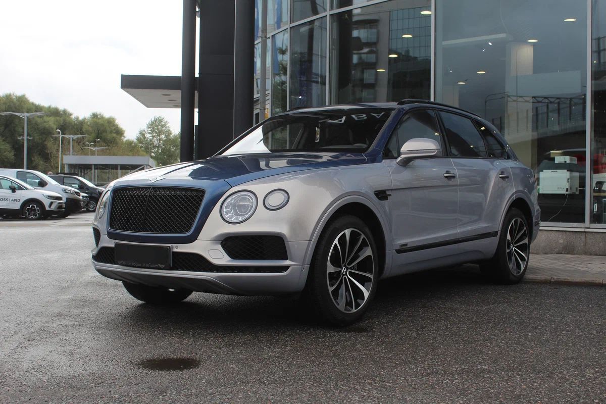 Аренда Bentley Bentayga I серебристый с водителем в Москве, цена от 25000  р/ч