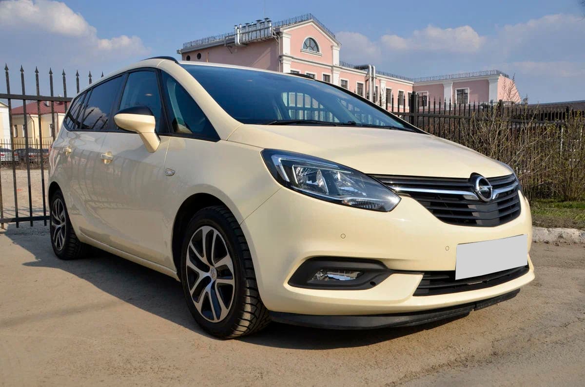 Аренда минивэна Opel Zafira C Рестайлинг 2019 бежевый с водителем в Москве,  цена от 2000 р/ч