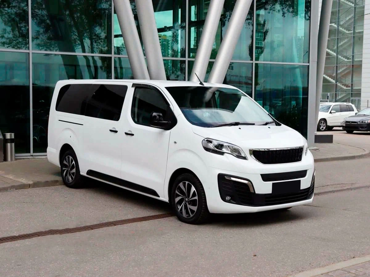 Аренда минивэна Peugeot Traveller Long I 2021 белый с водителем в Москве,  цена от 1500 р/ч