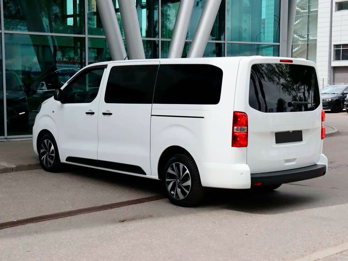 Аренда минивэна Peugeot Traveller Long I 2021 белый с водителем в Москве,  цена от 1500 р/ч