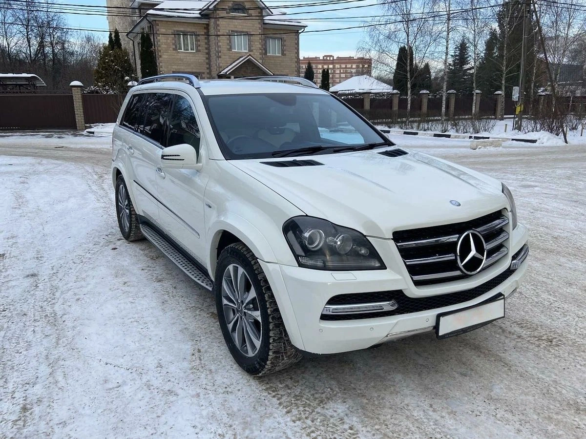 Аренда Mercedes-Benz GL 350 Рестайлинг белый 2013 с водителем в Москве,  цена от 2000 р/ч