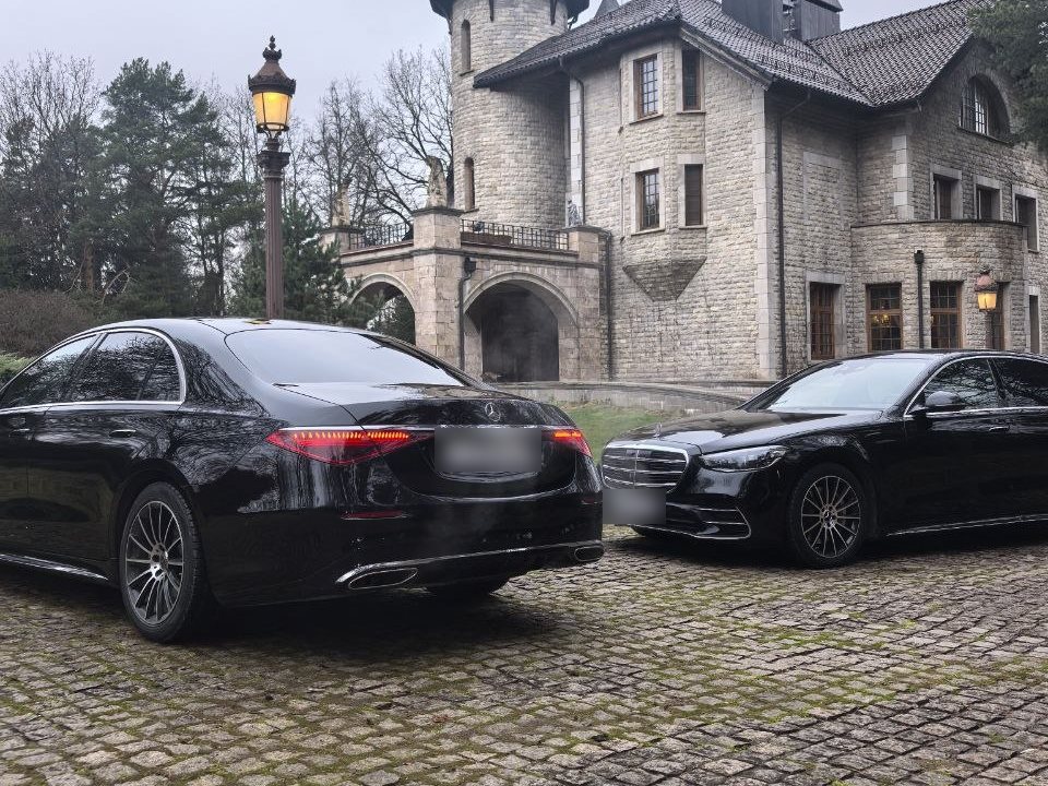 Два чёрных Mercedes S-класс W223 у старинного особняка